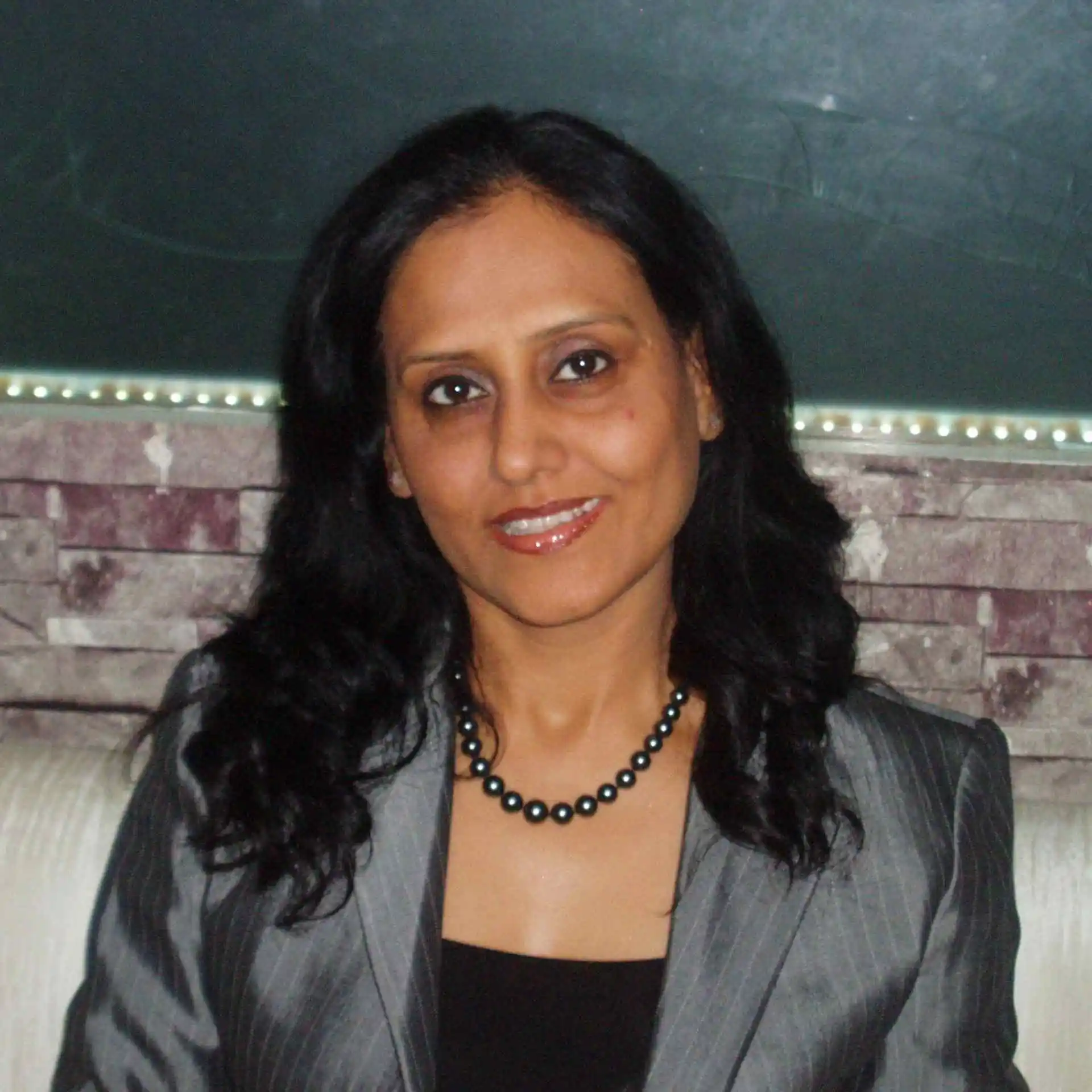 Portrait of Sunita Gohrani, a nutritionist and naturopath who guides people to heal naturally through evidence-based nutrition and naturopathy